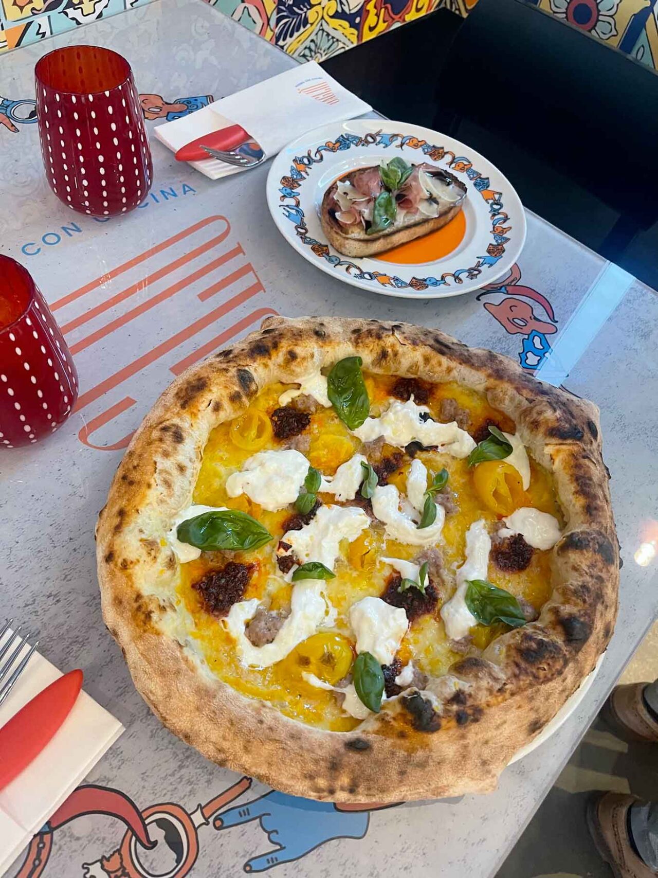 Uagliò pizzeria con cucina a Vimercate: pizza indiavolata