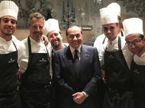 Berlusconi e lo staff del ristorante Da Vittorio