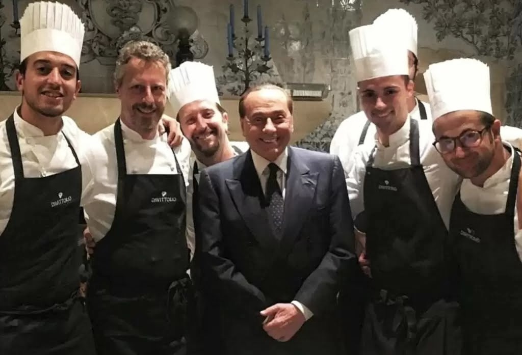 Berlusconi e lo staff del ristorante Da Vittorio