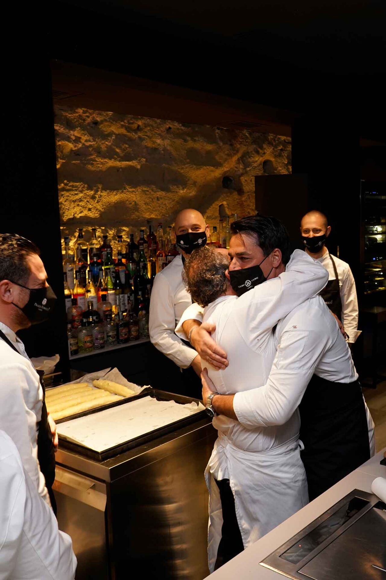 Pasquale Palamaro abbraccia Lino Scarallo alla festa della pasta di Palazzo Petrucci a Napoli