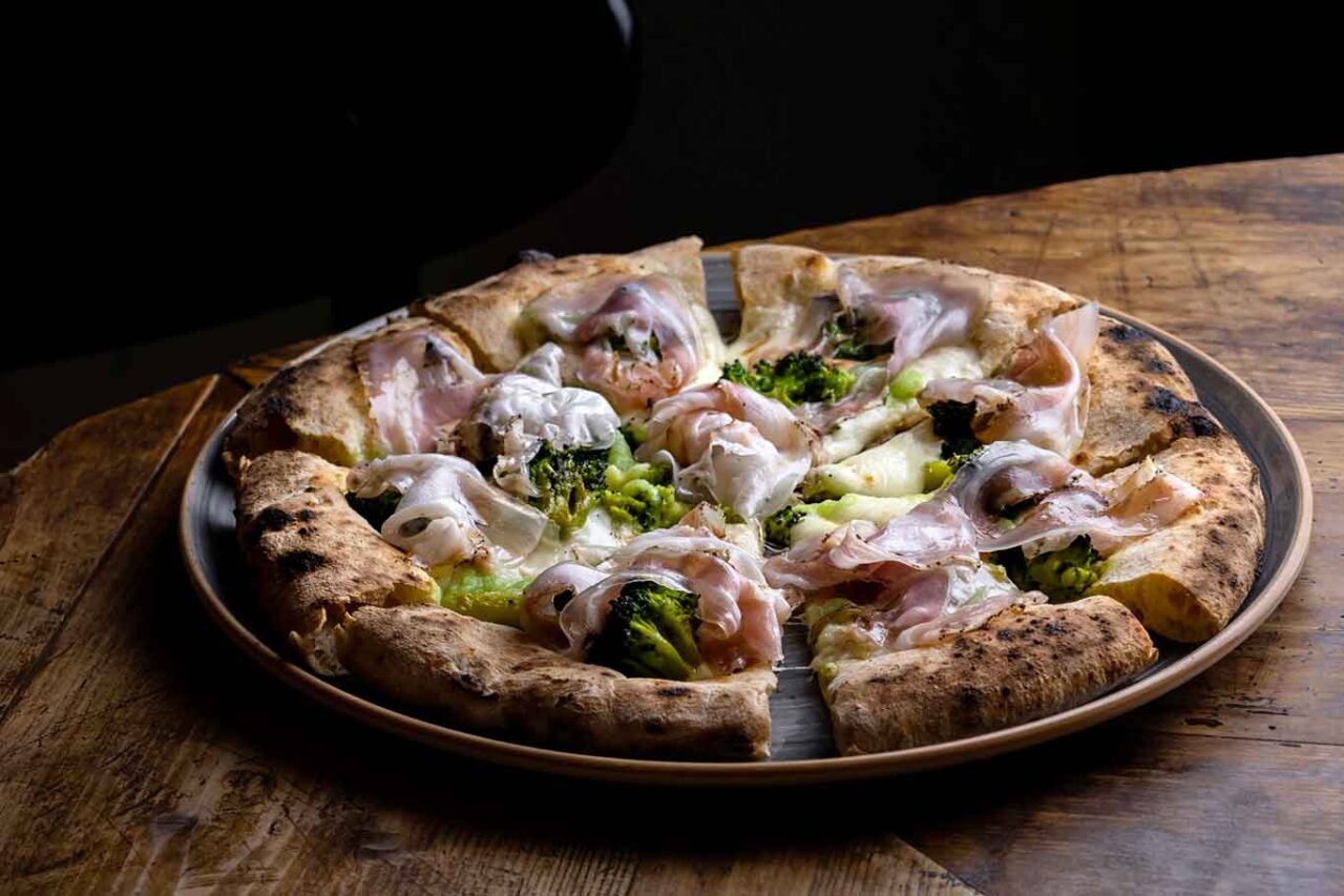 migliori pizzerie contemporanee a Milano: Crosta e la pizza broccoli e pancetta