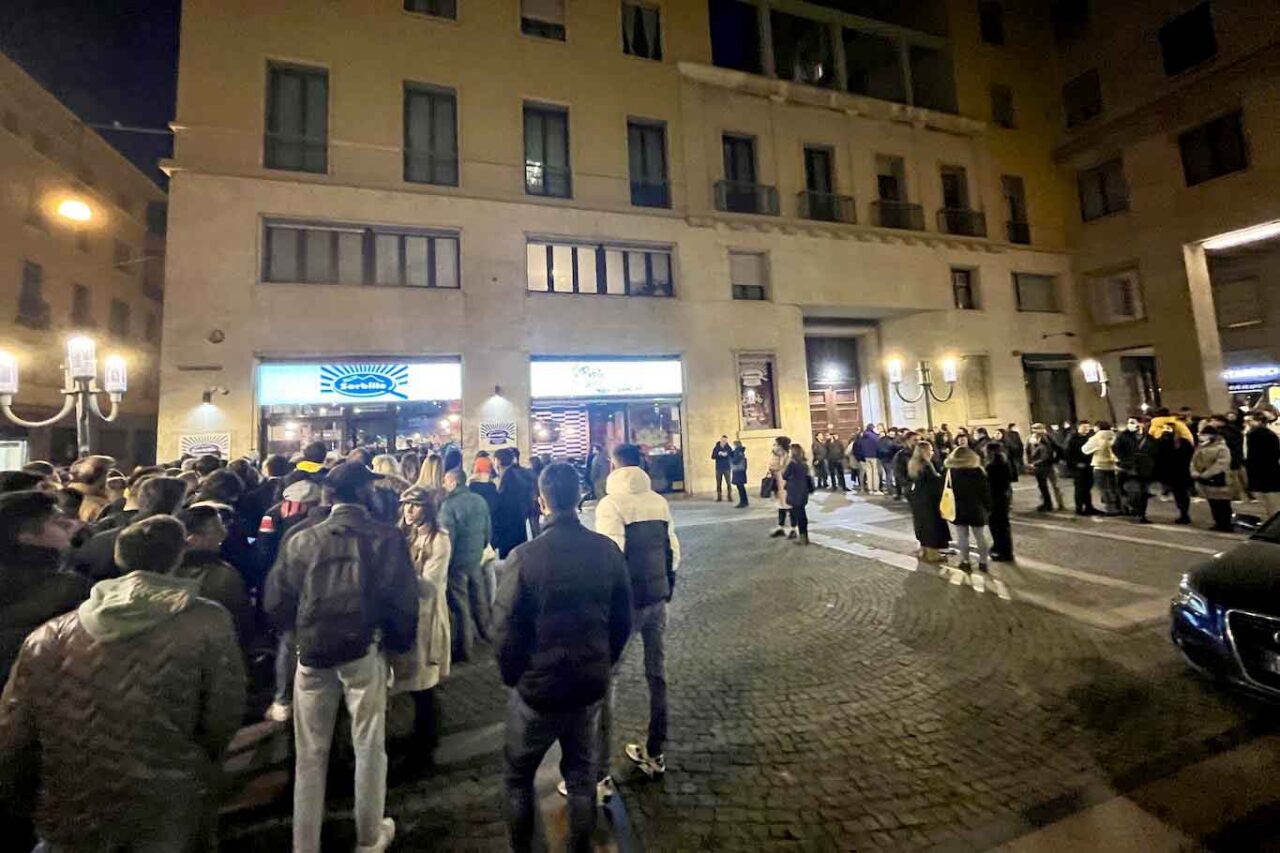 pizzeria Gino Sorbillo a Torino fila