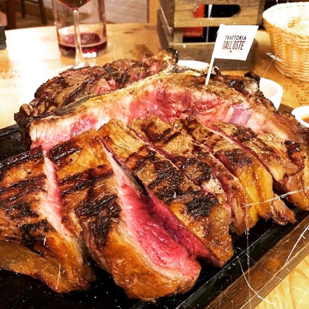 Gigantesca bistecca della Trattoria dall’Oste di Firenze