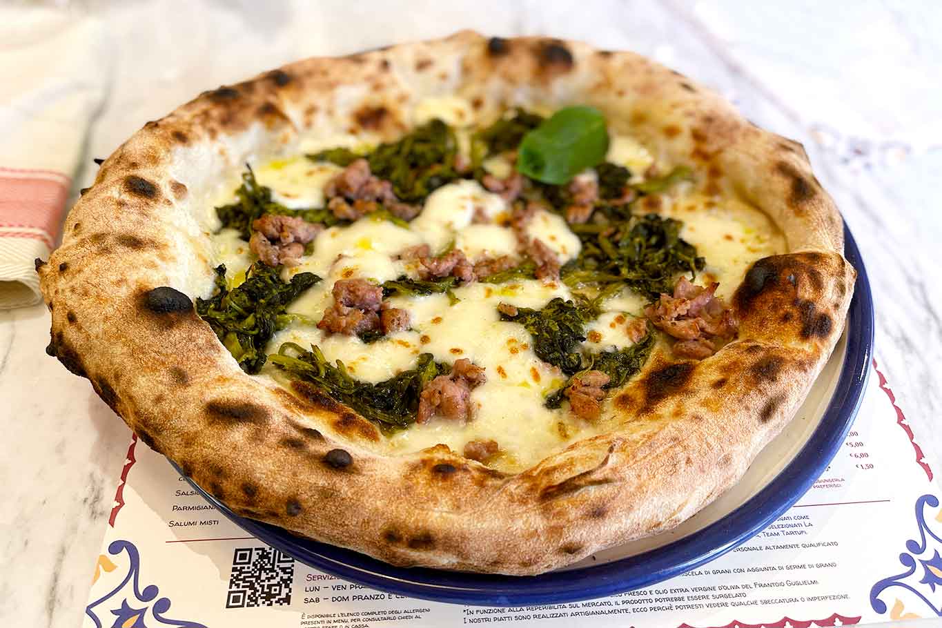 pizzeria Pizzium a Salerno pizza salsiccia e friarielli