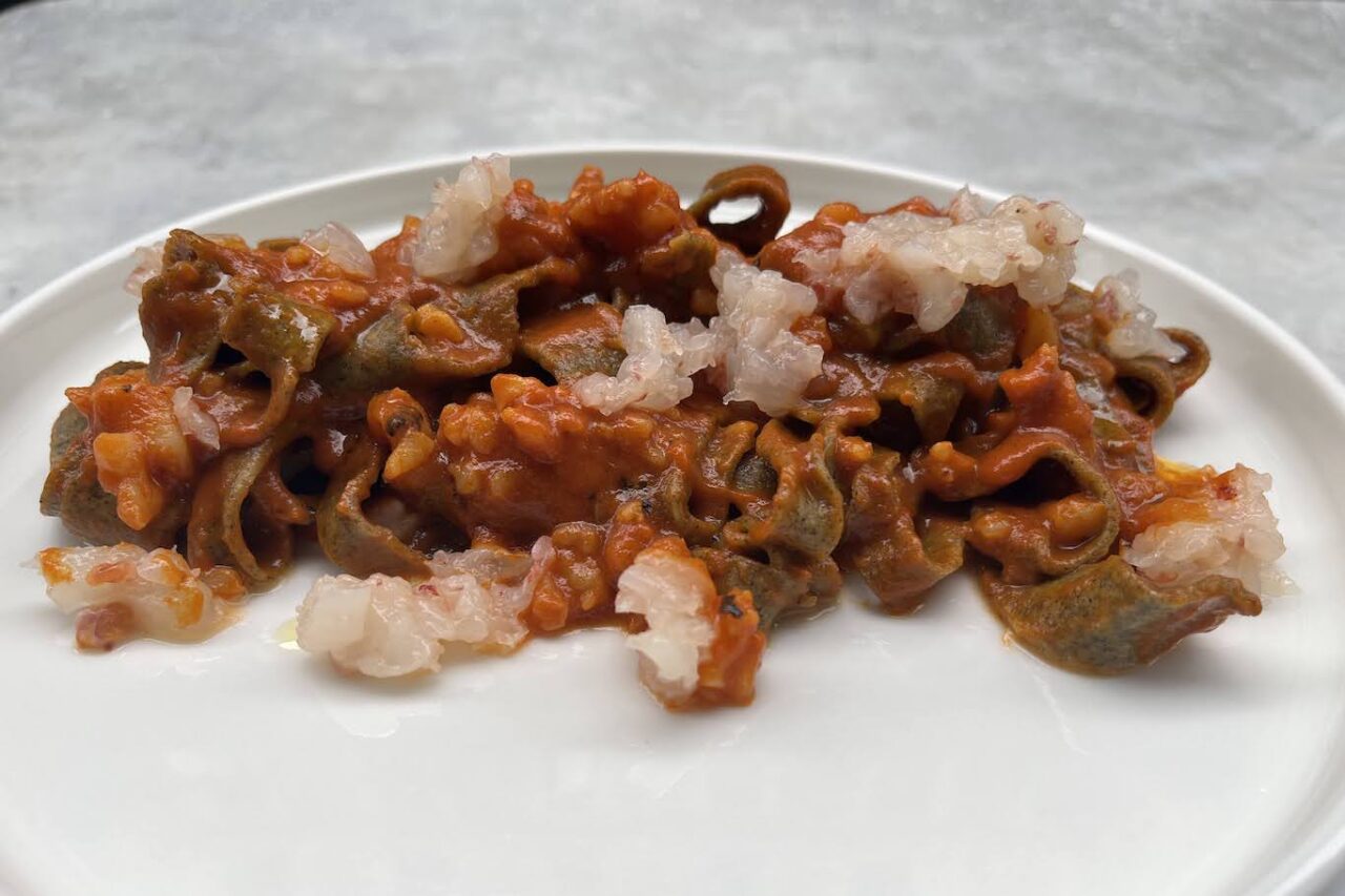 El Crab Tagliolini di canapa aglio nero burrata e gamberi rossi 