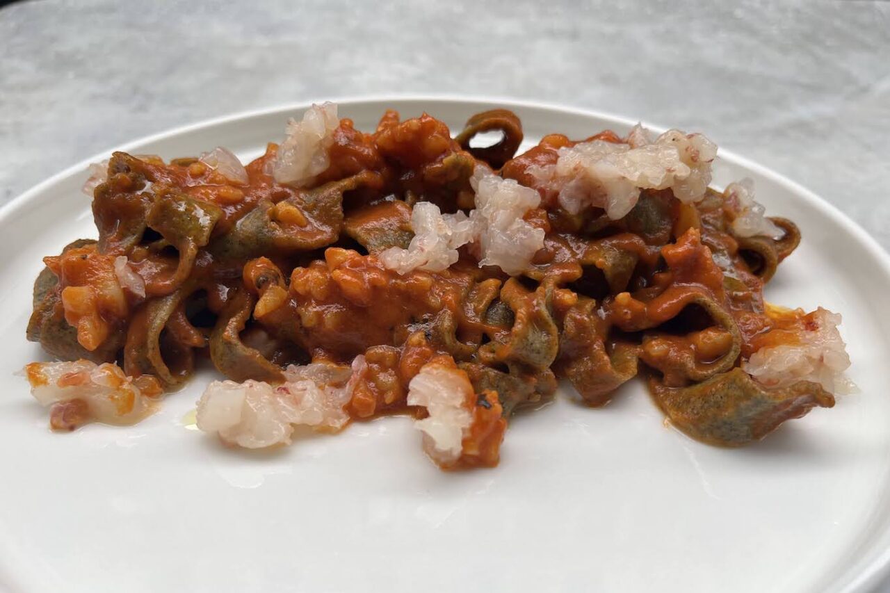 El Crab Tagliolini di canapa aglio nero burrata e gamberi rossi