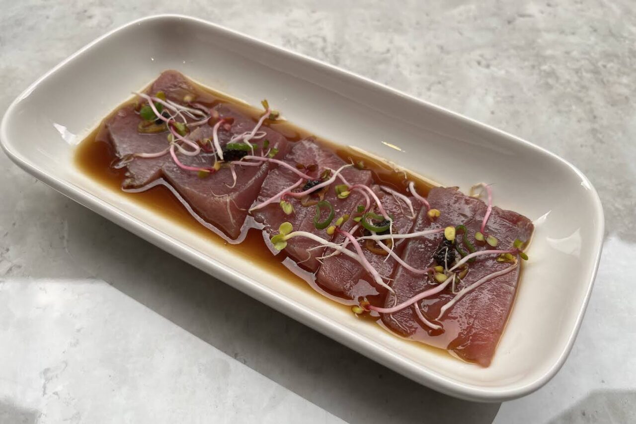 El Crab Tiradito di tonno aji limo yuzu tartufo nero flame