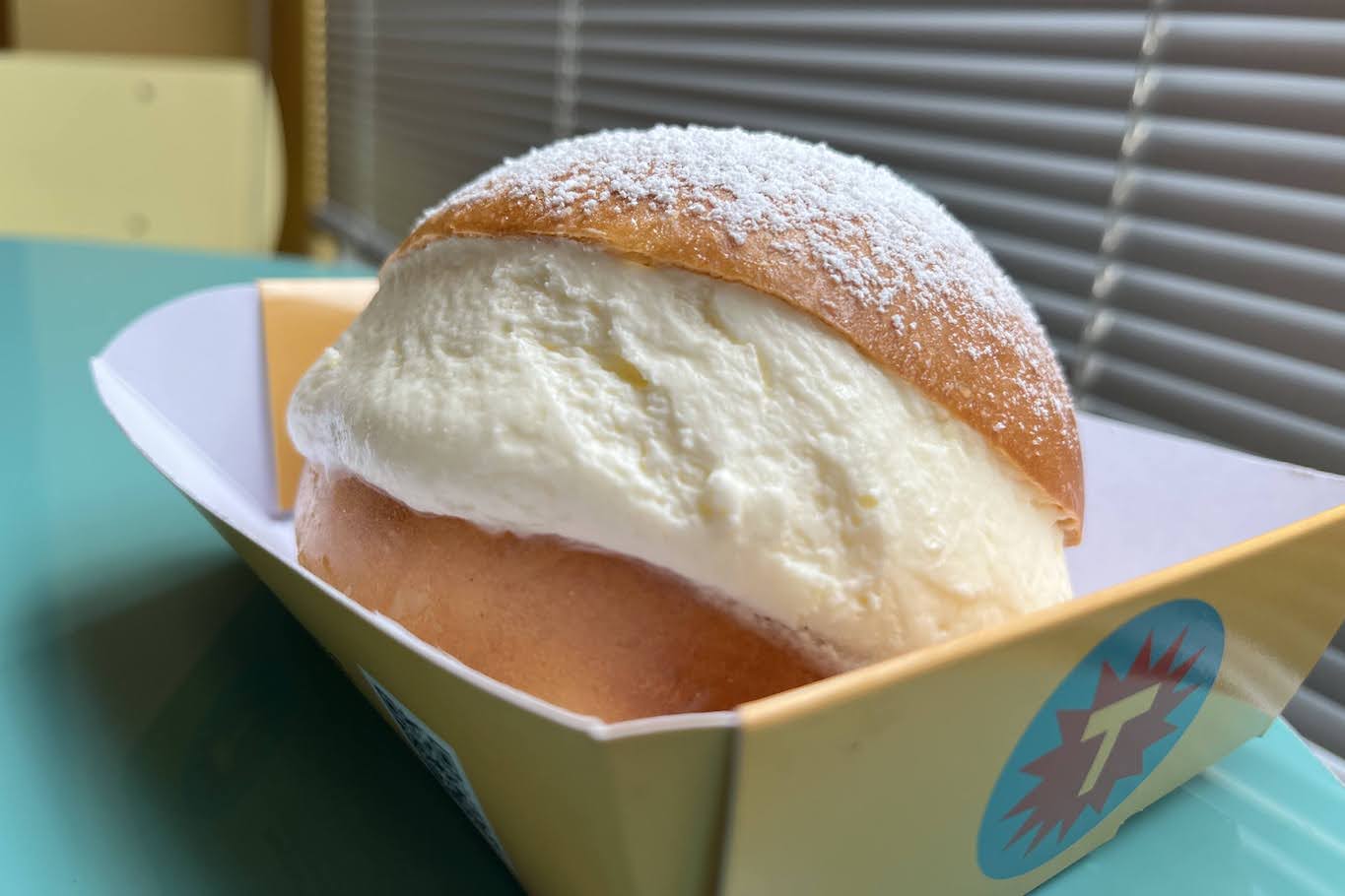 Totzo a Torino maritozzo con panna