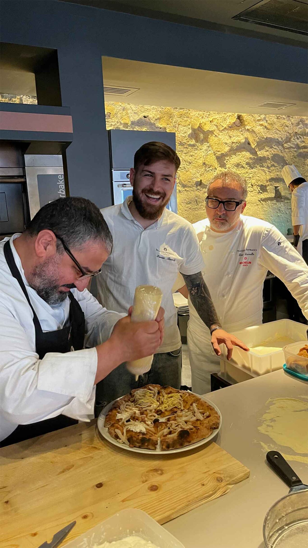 festa delle pizze per l'estate a Palazzo Petrucci di Napoli: carbonara di calamari