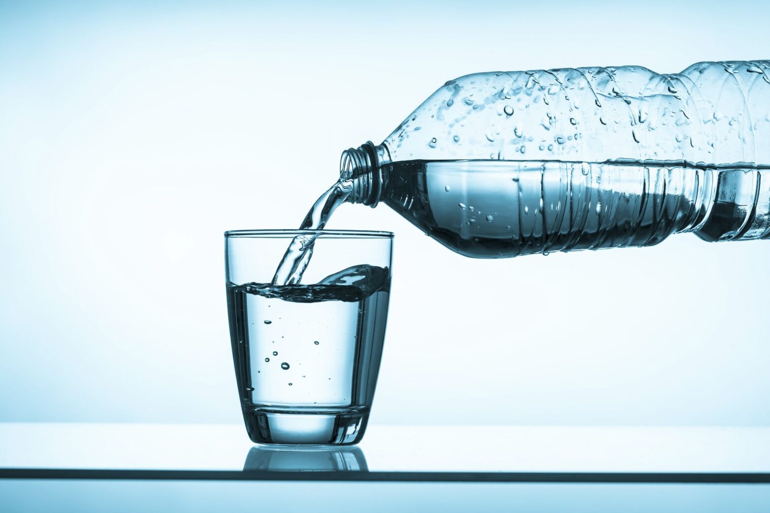 Acqua minerale bicchiere