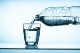 Acqua minerale bicchiere
