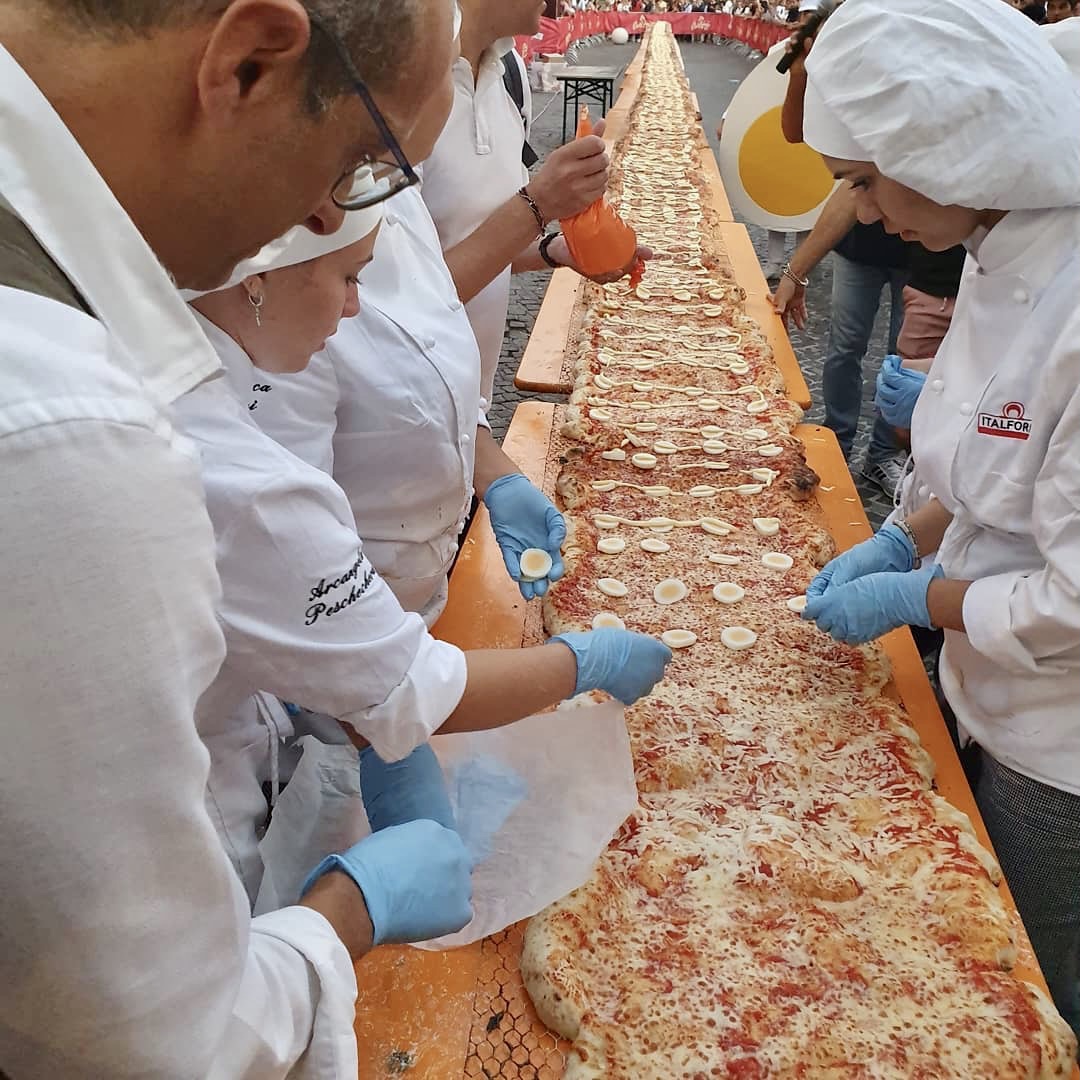 Preparazione della Pizza rossini al Festival della pizza pesarese