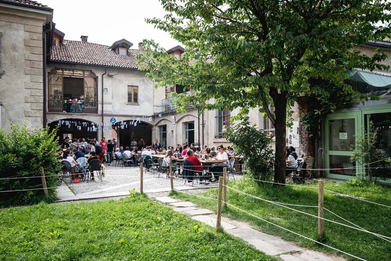 Un posto a Milano cortile aperitivo all'aperto
