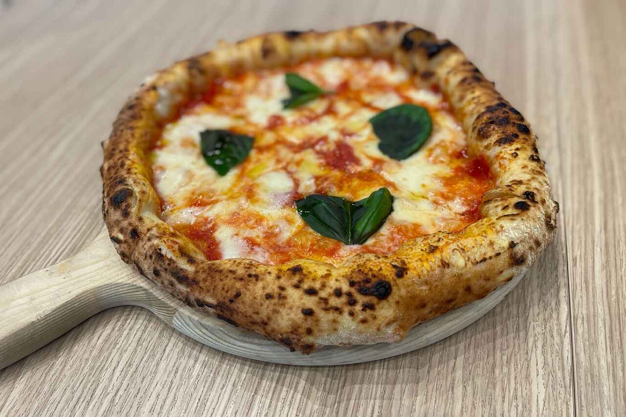 pizza margherita della pizzeria Verace Elettrica nel centro commerciale di Milazzo in Sicilia 