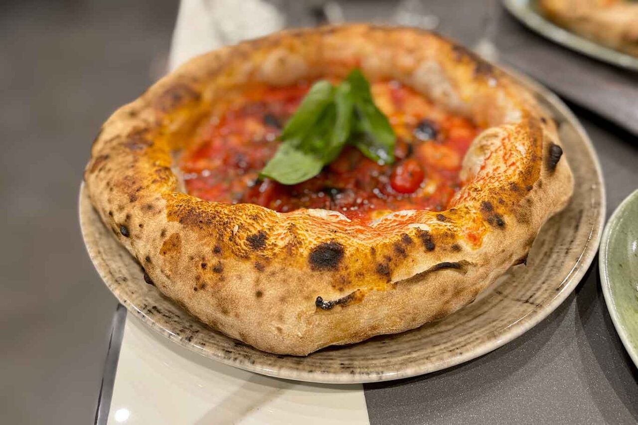 la pizza marinara contemporanea alla pizzeria Vincenzo Capuano Pomigliano d'Arco 