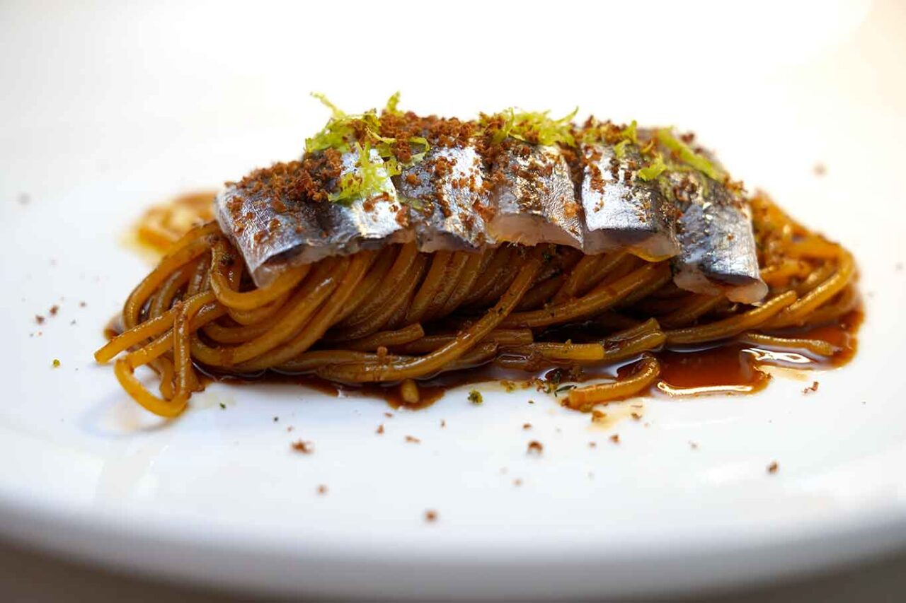 spaghetti con le alici al ristorante Duomo di Ciccio Sultano a Ragusa Ibla