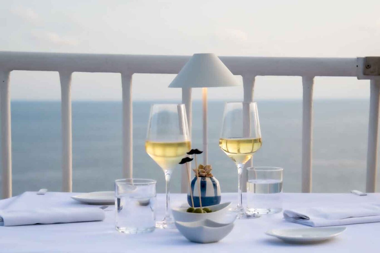 ristorante Ischia Villa Sirena tavolo in terrazza sul mare