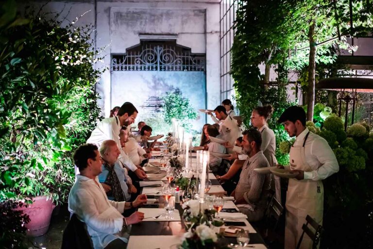 Dom Ruinart 2010, scene a tutto champagne in un giardino a Milano