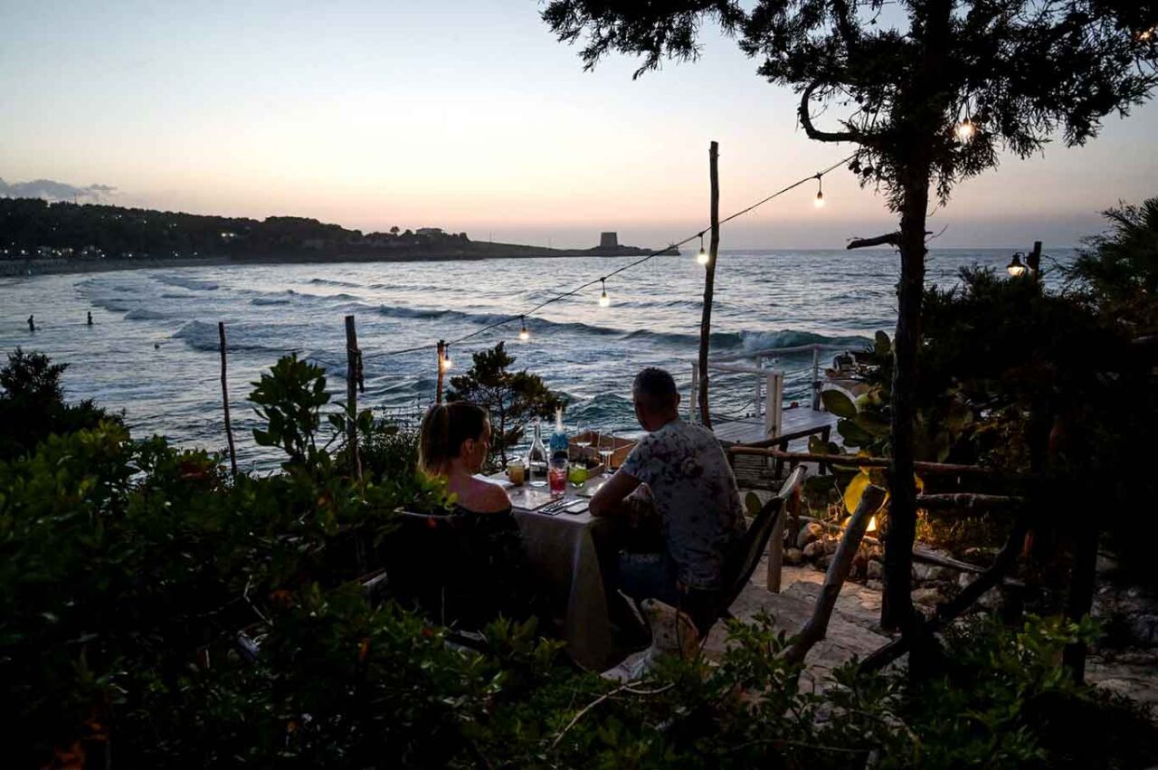 cocktail in spiaggia sulla riva del mare in Puglia