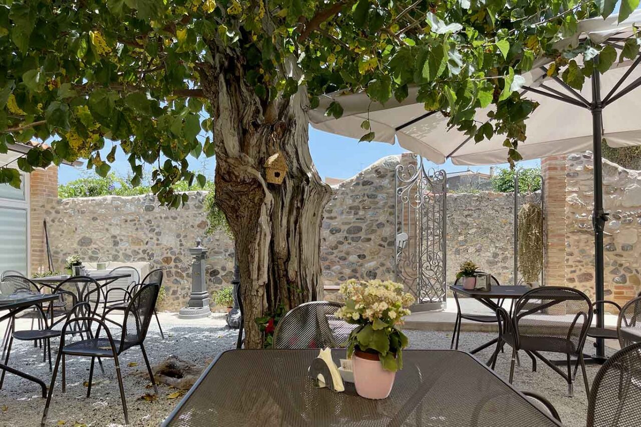 Tenuta Anasita caseificio bufala in Sicilia tavoli all aperto