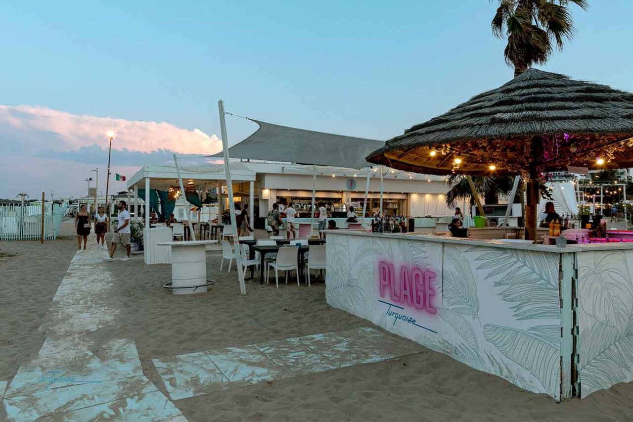 cocktail in spiaggia sulla riva del mare a Rimini