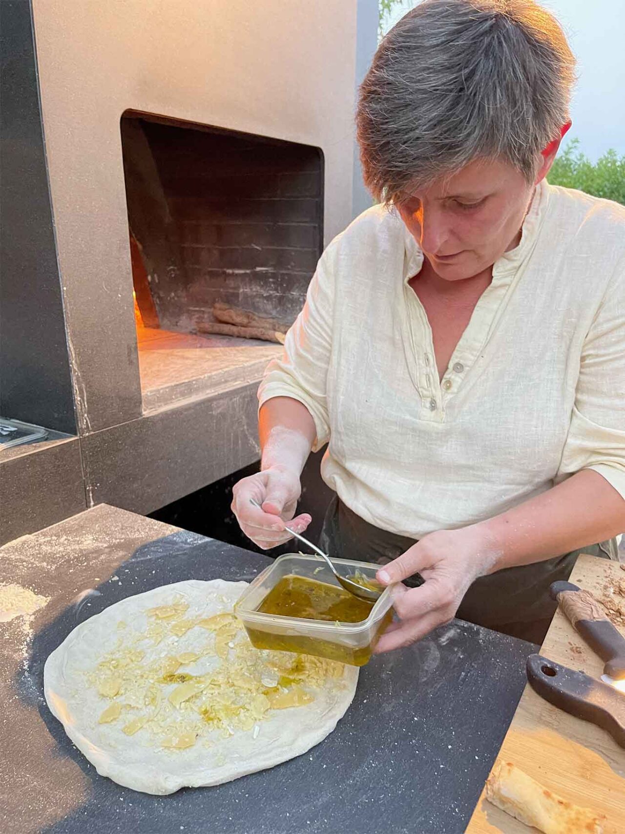 Viviana Varese prepara la pizza olio
