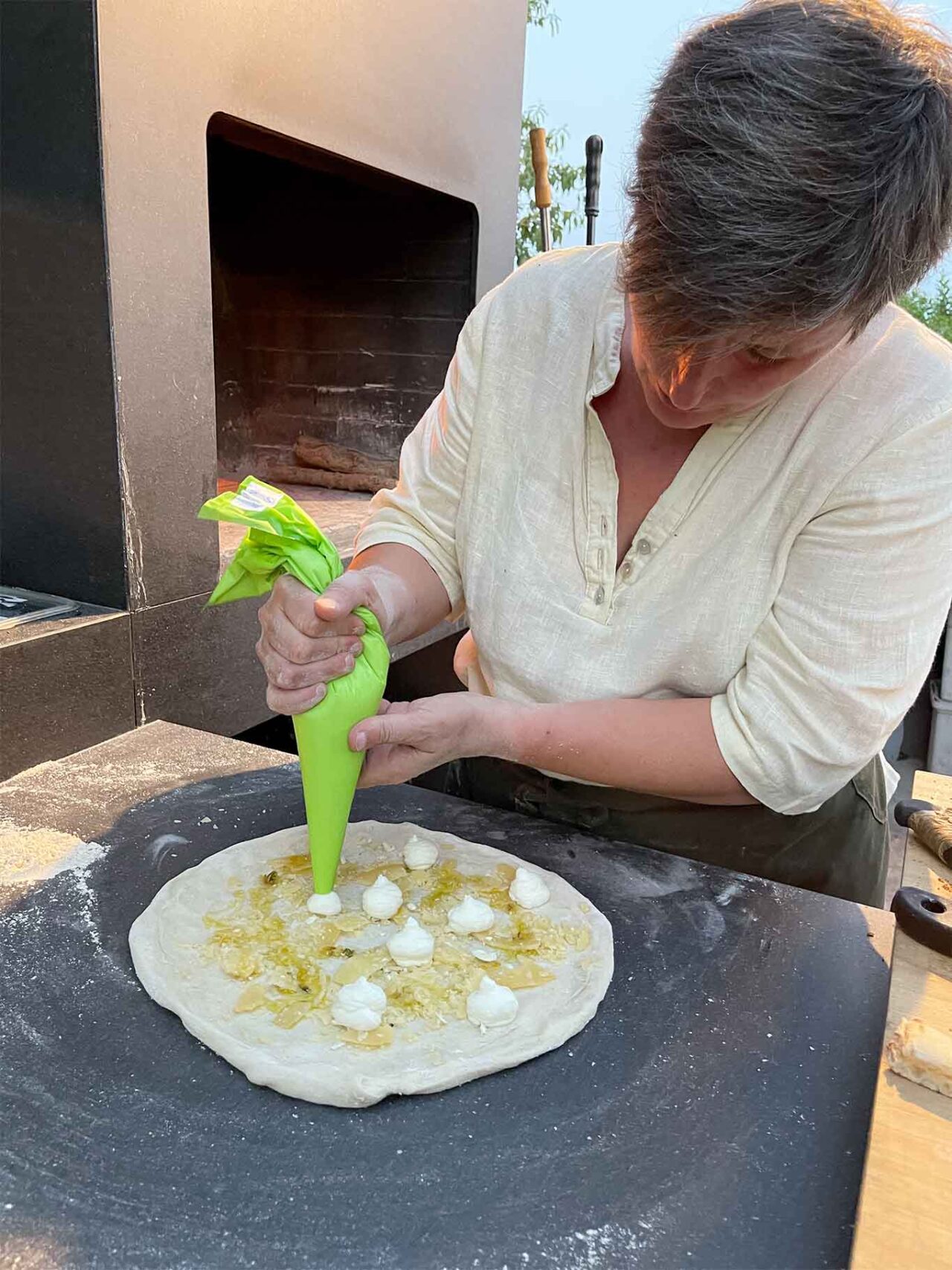 Viviana Varese prepara la pizza ricotta