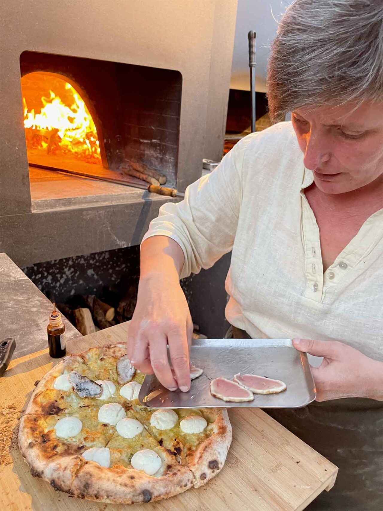 Viviana Varese prepara la pizza tonno alla brace