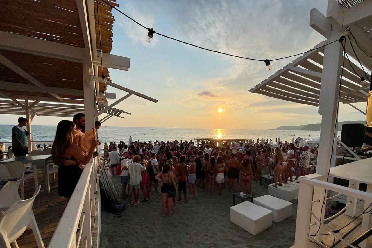 cocktail in spiaggia sulla riva del mare ad Acciaroli