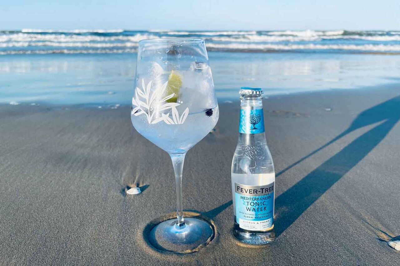 cocktail in spiaggia sulla riva del mare