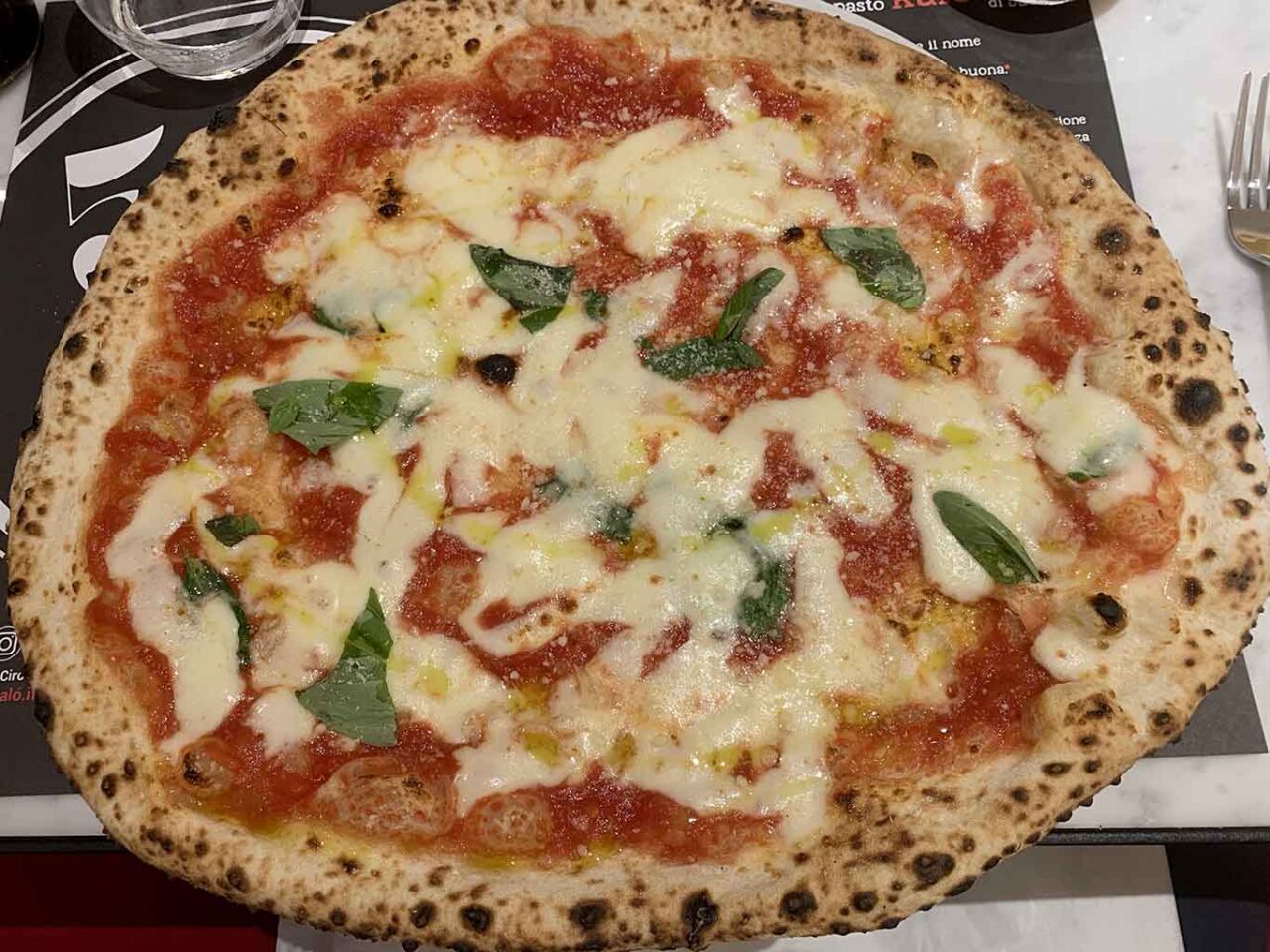 la pizza margherita con fiordilatte alla pizzeria 50 Kalò a Roma