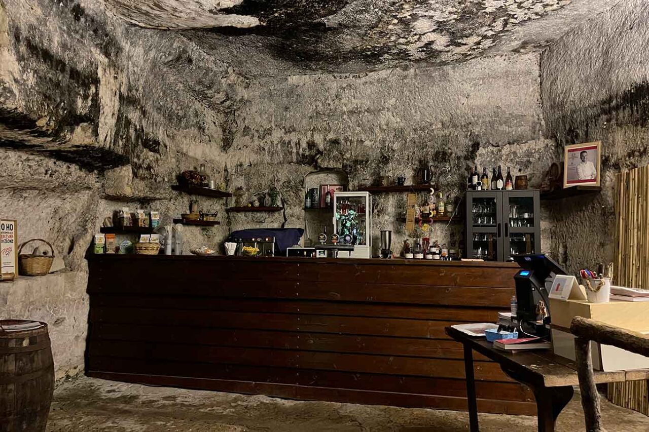 il bar della pizzeria Caveau nella cava di Ispica in Sicilia