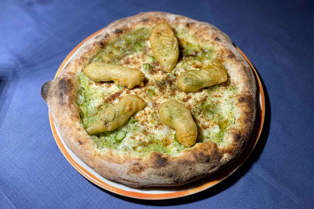 la pizza Saracena con fiori di zucca della pizzeria Caveau nella cava di Ispica in Sicilia