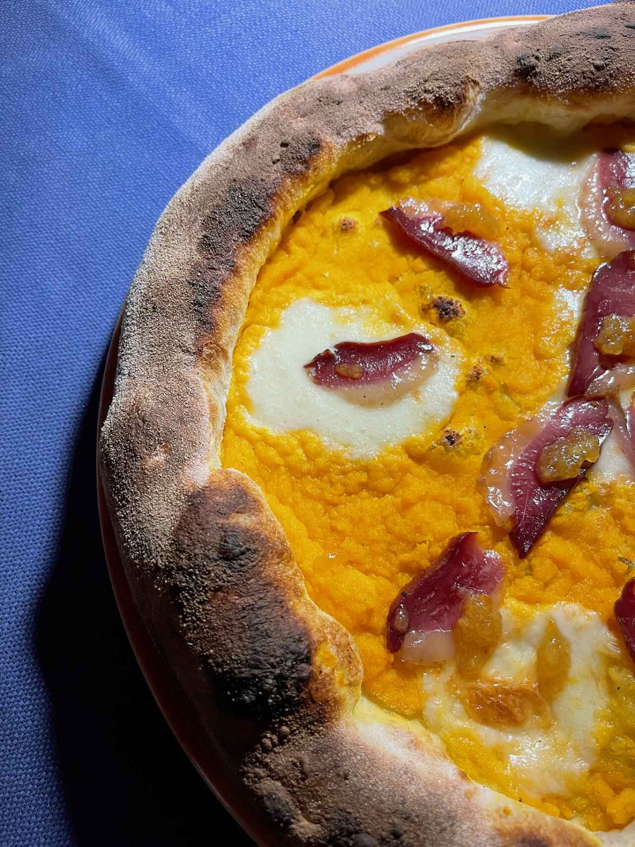 la pizza Spezieria della pizzeria Caveau nella cava di Ispica in Sicilia