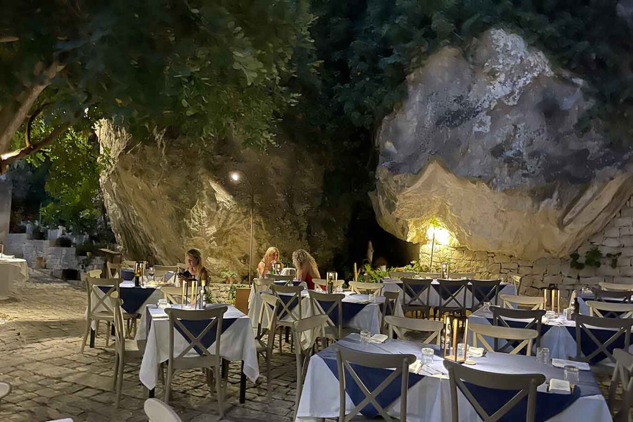 i tavoli nella pizzeria Caveau nella cava di Ispica in Sicilia