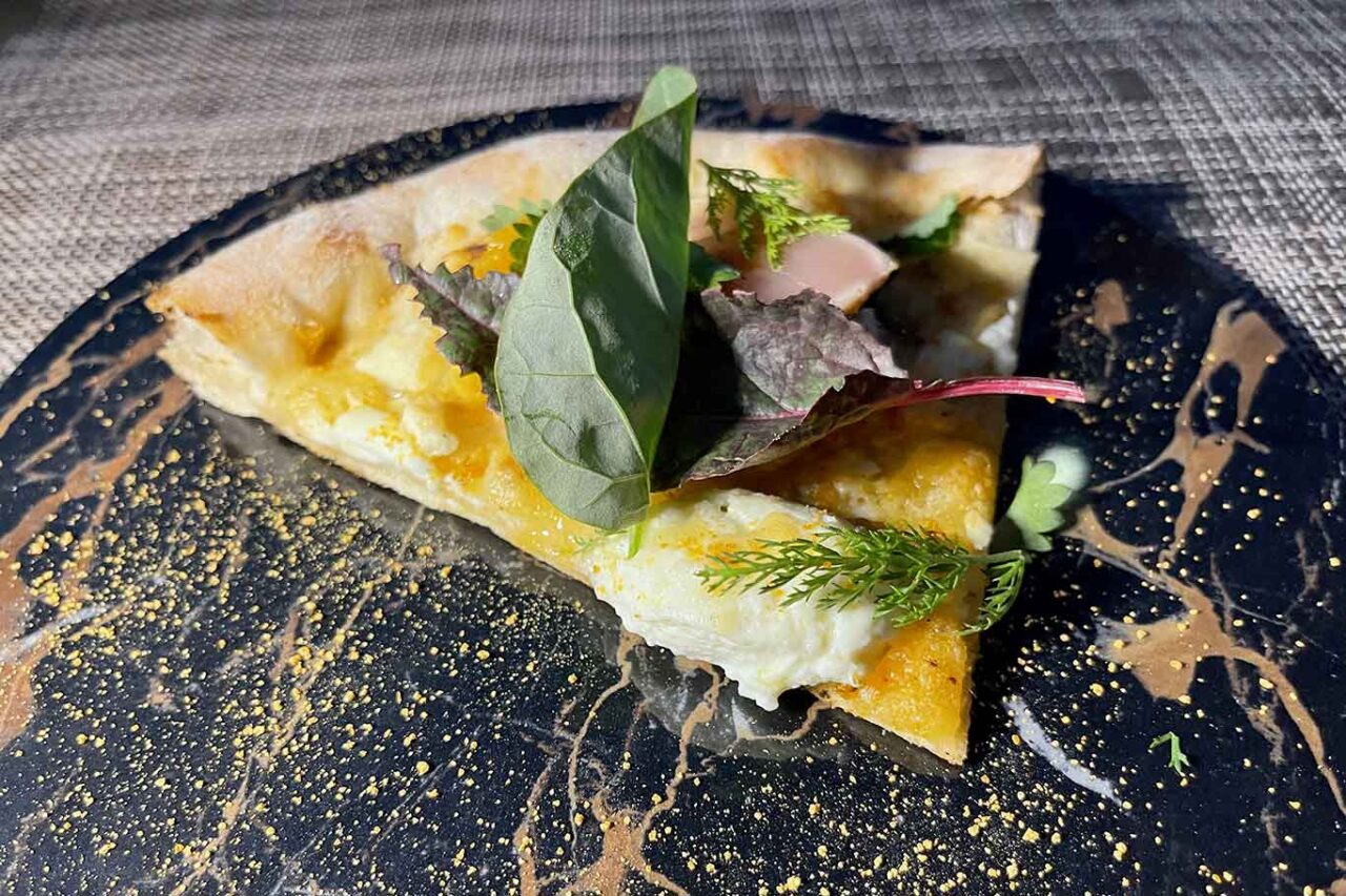 la pizza con il tonno alla brace del ristorante Villadorata Country House Noto Sicilia cena Fuoco