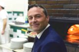 Alessandro Condurro davanti al forno della pizzeria Da Michele
