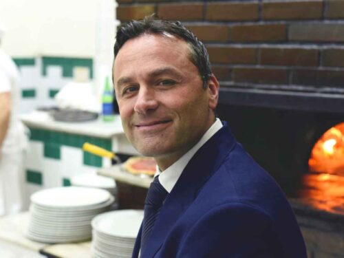 Alessandro Condurro davanti al forno della pizzeria Da Michele