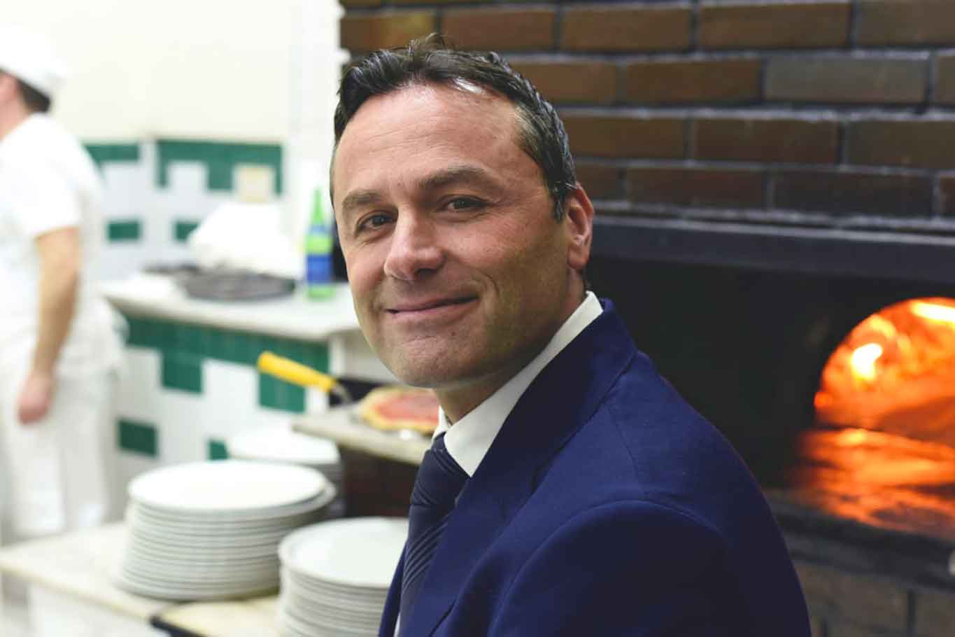 Alessandro Condurro davanti al forno della pizzeria Da Michele