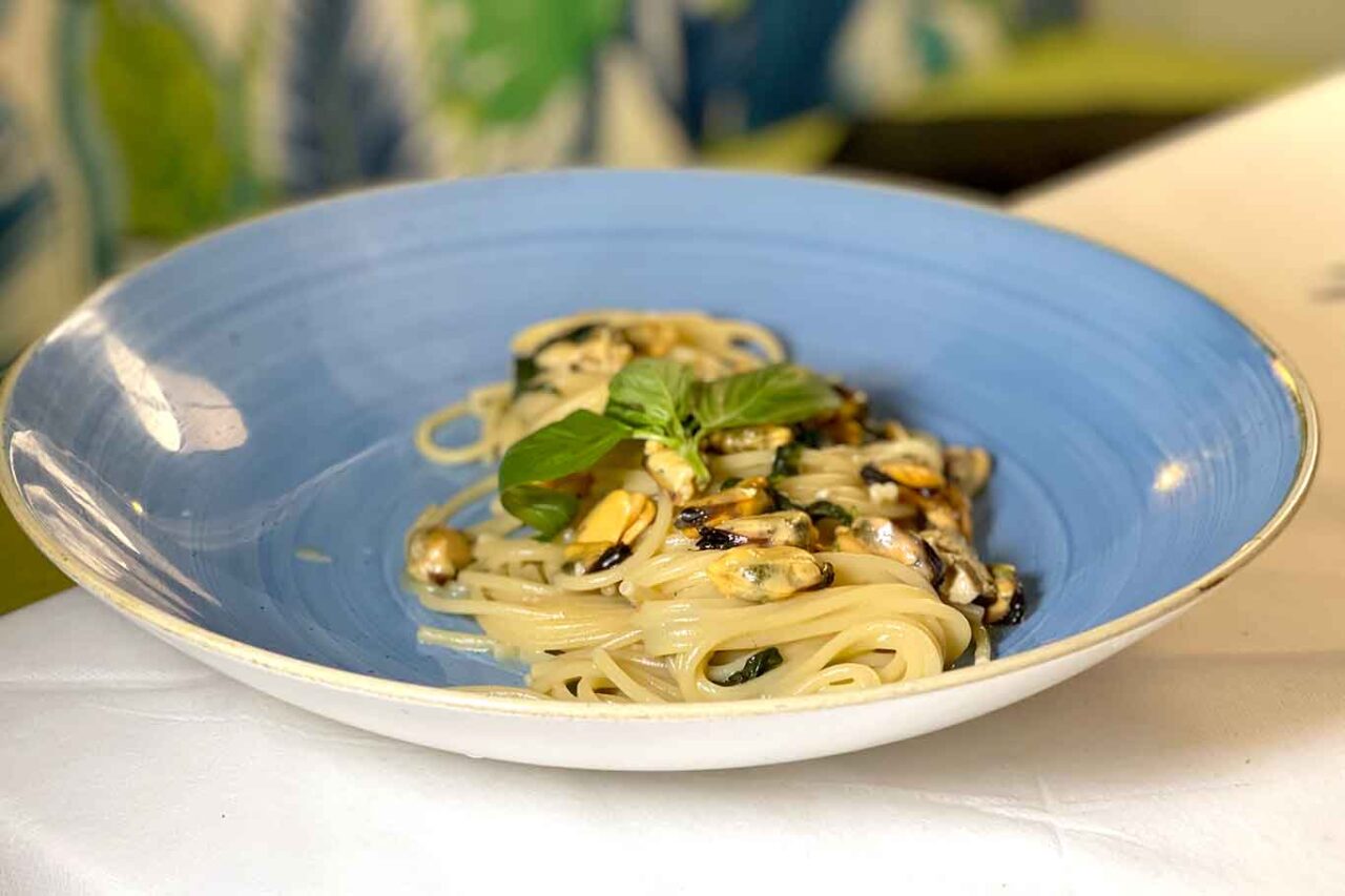 spaghetti basilico cacio e cozze al ristorante Il Veliero ad Acciaroli nel Cilento
