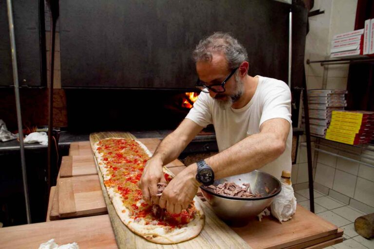 L’assessore prova a fare ironia sulla pizza, ma Massimo Bottura lo asfalta a Modena: «Ma lei chi è?»