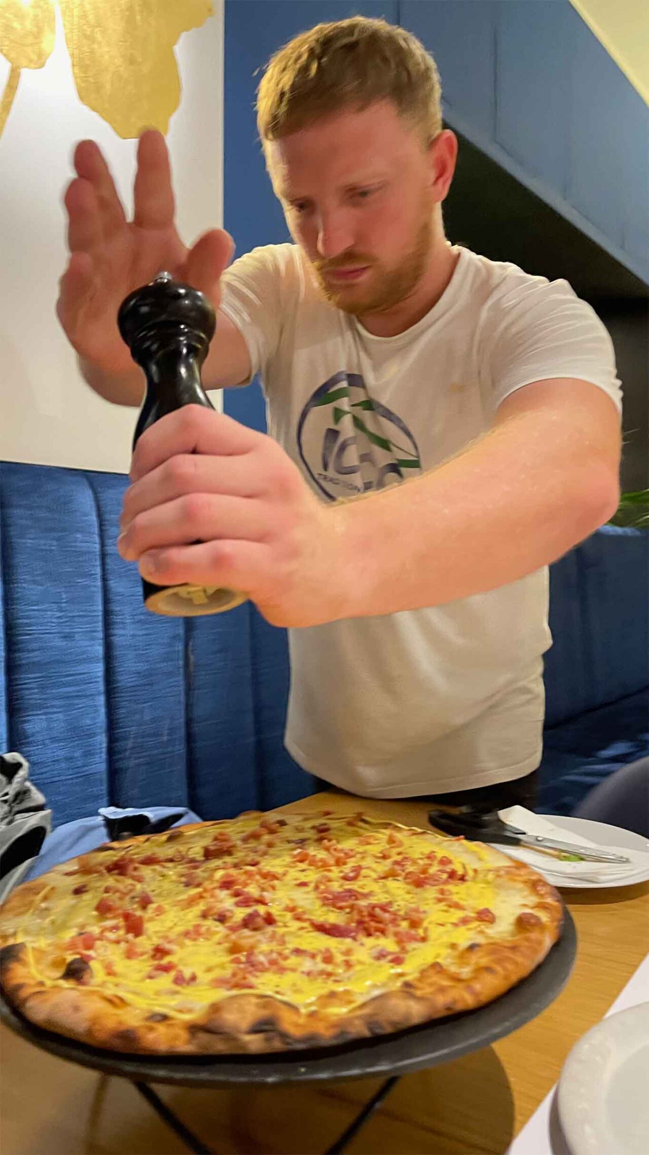 Marco D'Elia con la pizza leggerissima 