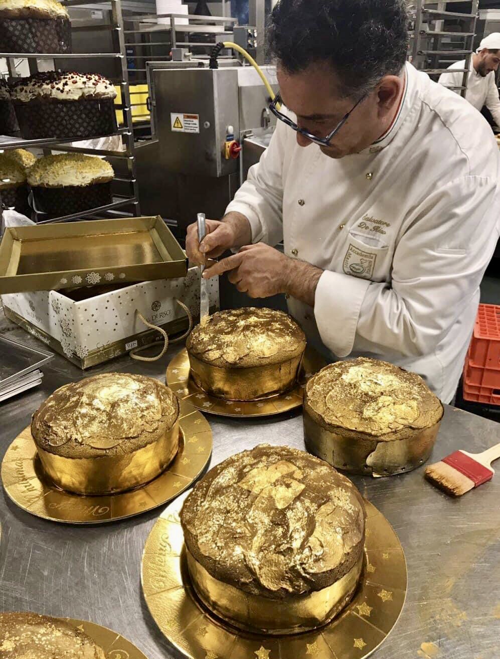 Sal De Riso prepara i suoi panettoni “Oro Puro” da 170 €