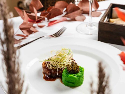 maialino e caviale di Oliver Glowig ricetta del porco cinturello orvietano in salsa ai grani di senape con purea di patate al porro e caviale