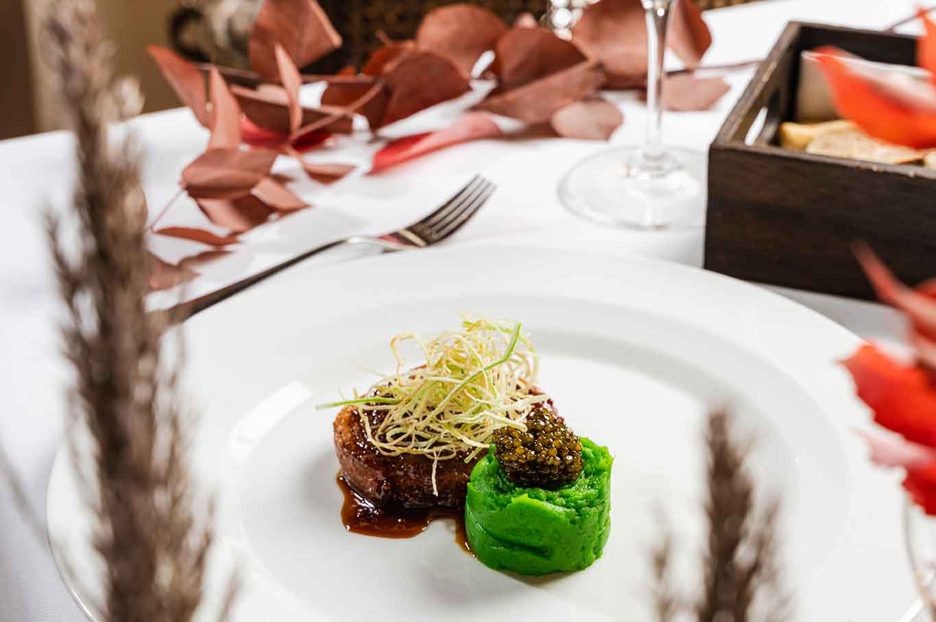maialino e caviale di Oliver Glowig ricetta del porco cinturello orvietano in salsa ai grani di senape con purea di patate al porro e caviale