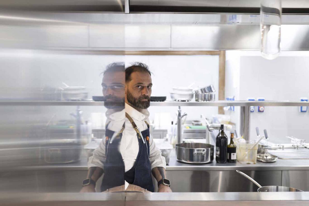 Christian Costardi nella cucina del ristorante Scatto a Torino