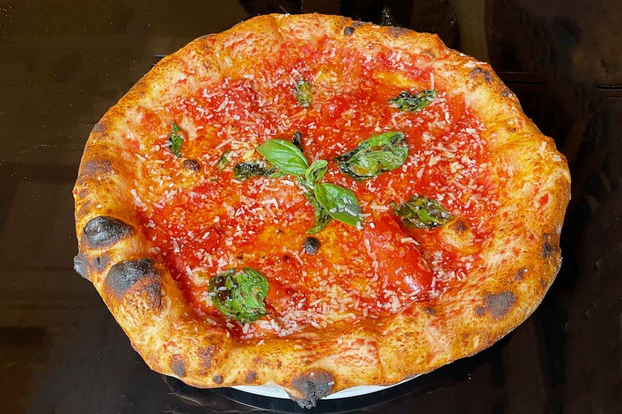 la pizza cosacca della Galleria Navarra a Napoli