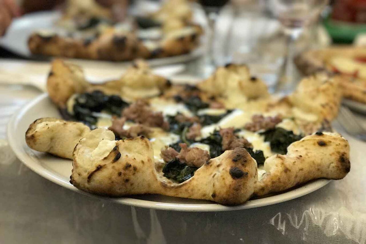 la pizza a forma di stella della pizzeria Da Attilio alla Pignasecca a Napoli 