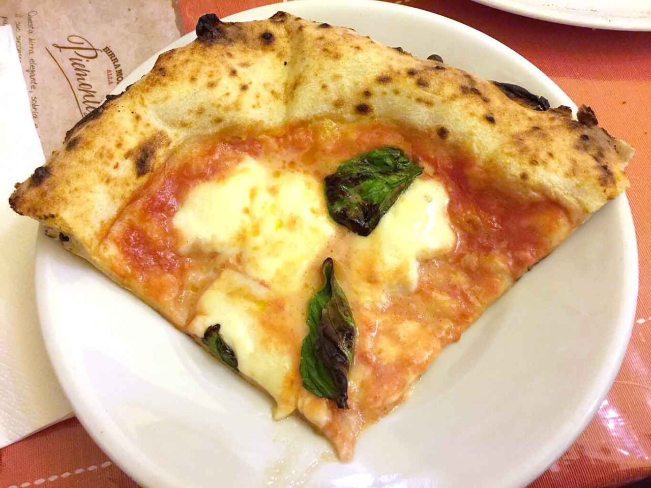 ma classica pizza margherita della pizzeria Da Attilio alla Pignasecca a Napoli 