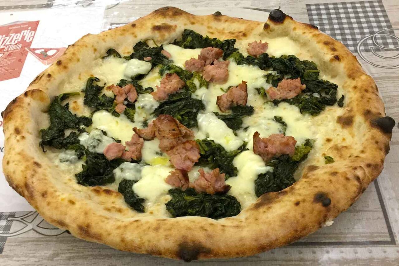 la pizza salsiccia e friarielli alla pizzeria Da Attilio alla Pignasecca a Napoli 
